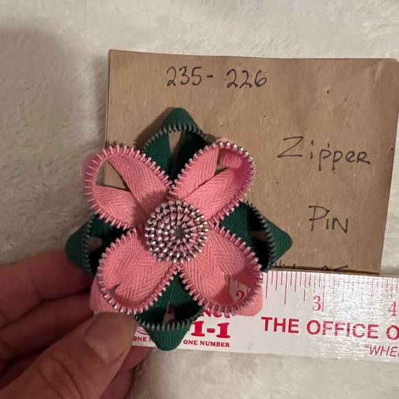 Flower zipper pin, Amish made, new on card - Picture 5 of 5